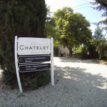 Panneau directionnel an alu en 3 parties - Crédit photo : Château LE CHATELET.