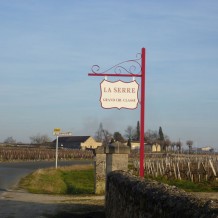 Panneau VIGNERON en alu laqué, avec volutes décoratives.