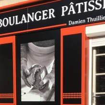 à CERCOUX (17) - façace bicolore en aluminium massif et lettrage en PVC 19 mm.