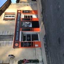 à CERCOUX (17) - façace bicolore en aluminium massif et lettrage en PVC 19 mm.