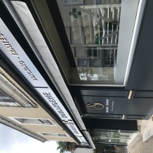 à PERIGUEUX (24) - façade en aluminium 100 % massif avec lettrage en PVC 19 mm, 10 mm et lettrage adhésif.