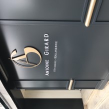 à PERIGUEUX (24) - façade en aluminium 100 % massif avec lettrage en PVC 19 mm, 10 mm et lettrage adhésif.