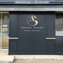 à PERIGUEUX (24) - façade en aluminium 100 % massif avec lettrage en PVC 19 mm, 10 mm et lettrage adhésif.