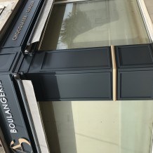 à PERIGUEUX (24) - façade en aluminium 100 % massif avec lettrage en PVC 19 mm, 10 mm et lettrage adhésif.