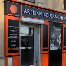 à CERCOUX (17) - façace bicolore en aluminium massif et lettrage en PVC 19 mm.