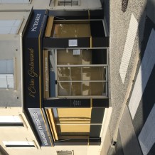 à VAUX SUR MER (17) - façade en aluminium + lettrage en PVC 19 mm + rentoilage des stores.