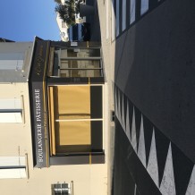 à VAUX SUR MER (17) - façade en aluminium + lettrage en PVC 19 mm + rentoilage des stores.