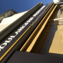 à VAUX SUR MER (17) - façade en aluminium + lettrage en PVC 19 mm + rentoilage des stores.