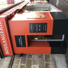 à CARBON BLANC (33) - façade en aluminium 100% massif avec lettrage en PVC 19 mm.