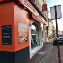 à CARBON BLANC (33) - façade en aluminium 100% massif avec lettrage en PVC 19 mm.