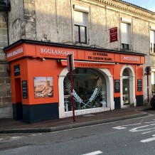 à CARBON BLANC (33) - façade en aluminium 100% massif avec lettrage en PVC 19 mm.