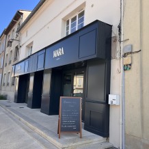 à CASTILLON LA BATAILLE (33) - Boutique Traiteur MARA - façade en aluminium 100 % massif avec lettrage PVC 19 mm.