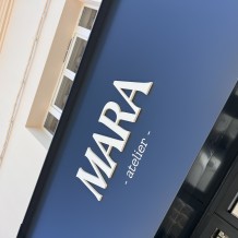 à CASTILLON LA BATAILLE (33) - Boutique Traiteur MARA - façade en aluminium 100 % massif avec lettrage PVC 19 mm.