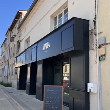 à CASTILLON LA BATAILLE (33) - Boutique Traiteur MARA - façade en aluminium 100 % massif avec lettrage PVC 19 mm.