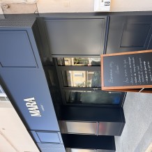à CASTILLON LA BATAILLE (33) - Boutique Traiteur MARA - façade en aluminium 100 % massif avec lettrage PVC 19 mm.