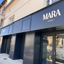 à CASTILLON LA BATAILLE (33) - Boutique Traiteur MARA - façade en aluminium 100 % massif avec lettrage PVC 19 mm.