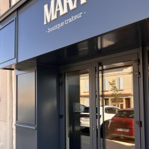 à CASTILLON LA BATAILLE (33) - Boutique Traiteur MARA - façade en aluminium 100 % massif avec lettrage PVC 19 mm.