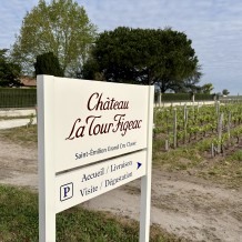 à SAINT EMILION (33) - panneau en aluminium 100 % massif et lettrage adhésif traditionnel.