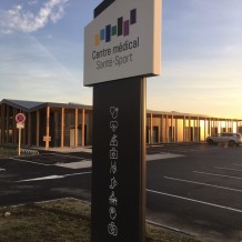 à SAINT MAGNE DE CASTILLON (33) - Centre médical santé sport - Totem en aluminium 100 % massif.