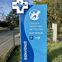 à SAINT MAGNE DE CASTILLON (33) – totem en aluminium avec lettrage découpé dans les tôles.