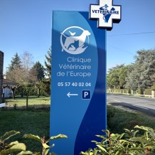 à SAINT MAGNE DE CASTILLON (33) – totem en aluminium avec lettrage découpé dans les tôles.