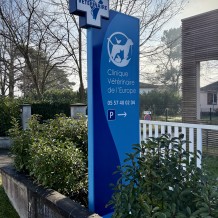 à SAINT MAGNE DE CASTILLON (33) – totem en aluminium avec lettrage découpé dans les tôles.