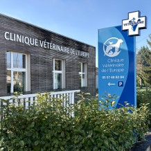 à SAINT MAGNE DE CASTILLON (33) – totem en aluminium avec lettrage découpé dans les tôles et éclairage intérieur à leds et lettrage en PVC 19 mm sur la façade.