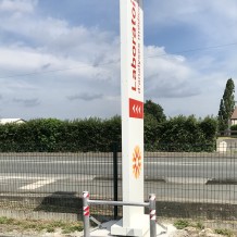 à MONTPON MENESTEROL (24) – totem en aluminium 100 % massif avec éclairage par rampes lumineuses.
