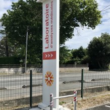 à MONTPON MENESTEROL (24) – totem en aluminium 100 % massif avec éclairage par rampes lumineuses.