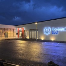à VILLENAVE D'ORNON (33) - lettrage en PMMA spéciale leds avec éclairage indirect.