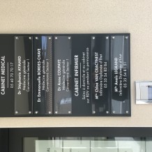 à EYSINES (33) – panneau en aluminium à bords pliés + ensemble de plaques professionnelles en Altuglas avec décor adhésif.