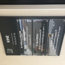 à EYSINES (33) – panneau en aluminium à bords pliés + ensemble de plaques professionnelles en Altuglas avec décor adhésif.