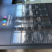 à SAINT MAGNE DE CASTILLON (33) – panneau en aluminium à bords pliés + ensemble de plaques professionnelles en Altuglas avec décor adhésif.