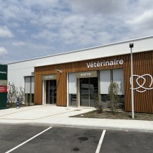 à VILLENAVE D’ORNON (33) – façade en bois et lettrage PVC 19 mm.