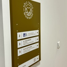 à MONTAGNE (33) – panneau en acier laqué + plaques professionnelles magnétiques + décor adhésif.