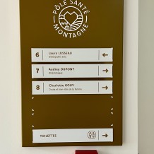 à MONTAGNE (33) – panneau en acier laqué + plaques professionnelles magnétiques + décor adhésif.