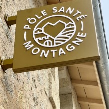 à MONTAGNE (33) – enseigne drapeau en aluminium massif et lettrage en PVC 10 mm.