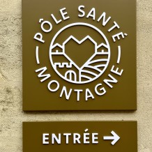 à MONTAGNE (33) - enseigne en aluminium massif et lettrage en PVC 10 mm.