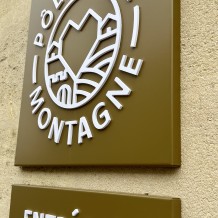 à MONTAGNE (33) - enseigne en aluminium massif et lettrage en PVC 10 mm.