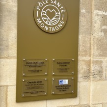 à MONTAGNE (33) – panneau en aluminium massif + plaques professionnelles en Altuglas transparent avec impression numérique sur la face arrière des plaques + logo en aluminium fixé sur entretoises de 10 mm.