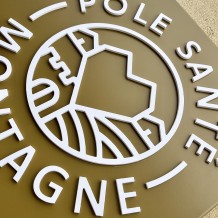 à MONTAGNE (33) – enseigne en aluminium massif et lettrage en PVC 10 mm.