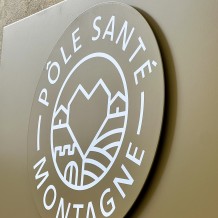 à MONTAGNE (33) - enseigne en aluminium massif et lettrage en PVC 10 mm.