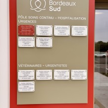 à VILLENAVE D’ORNON (33) – plaques professionnelles en Altuglas 5 mm avec impression numérique sur la face arrière.
