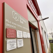 à VILLENAVE D’ORNON (33) – plaques professionnelles en Altuglas 5 mm avec impression numérique sur la face arrière.