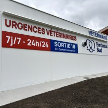à VILLENAVE D'ORNON (33) - lettrage en PVC 19 mm + PMMA spéciale leds avec éclairage indirect + rampes lumineuses à leds.