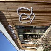 à VILLENAVE D’ORNON (33) – façade en bois et lettrage PVC 19 mm.