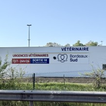 à VILLENAVE D’ORNON (33) – lettrage en PVC 19 mm + PMMA spéciale leds avec éclairage indirect + rampes lumineuses à leds.