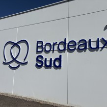 à VILLENAVE D’ORNON (33) – lettrage en PMMA spéciale leds avec éclairage indirect à leds.