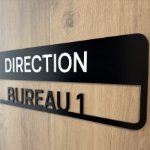 à VILLENAVE D'ORNON (33) - plaque de porte en aluminium avec découpe et lettrage adhésif.