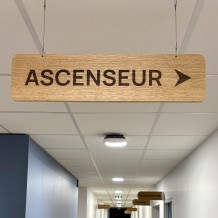 à VILLENAVE D'ORNON (33) - panneau en bois de chêne avec gravure laser, fixation sur filins inox.
